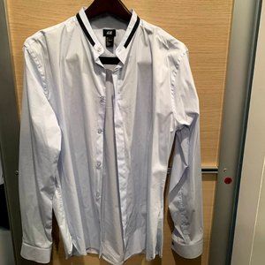H&M light blue shirt Size: Large